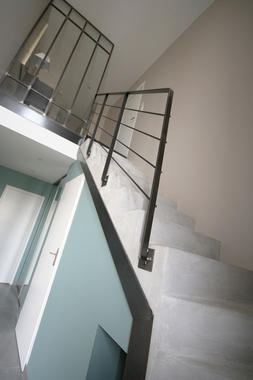 Décoration d'intérieur - cage d'escalier d'une maison neuve sur Vannes